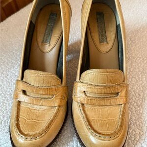Banana Republic Elegant Tan Loafers for Women